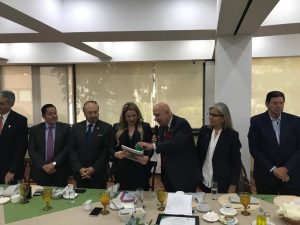 Claudia Galaviz al recibir constancia de participación por parte de Alejandro Kuri Director del Instituto de Administradores de Inmuebles y miembros de la Asociación de Profesionales Inmobiliarios A.C. AMPI